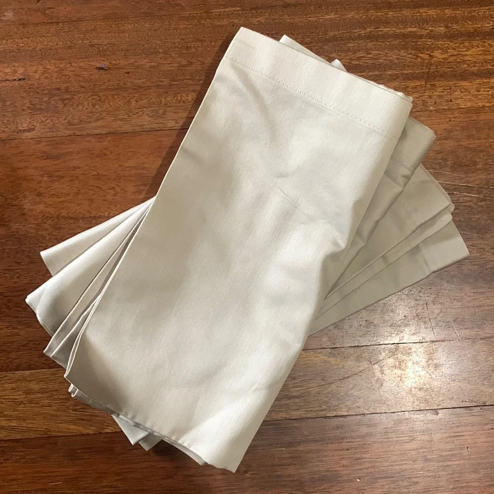 Crate & Barrel cloth napkins. Set of 4 in Dove. 20 x 20 inches